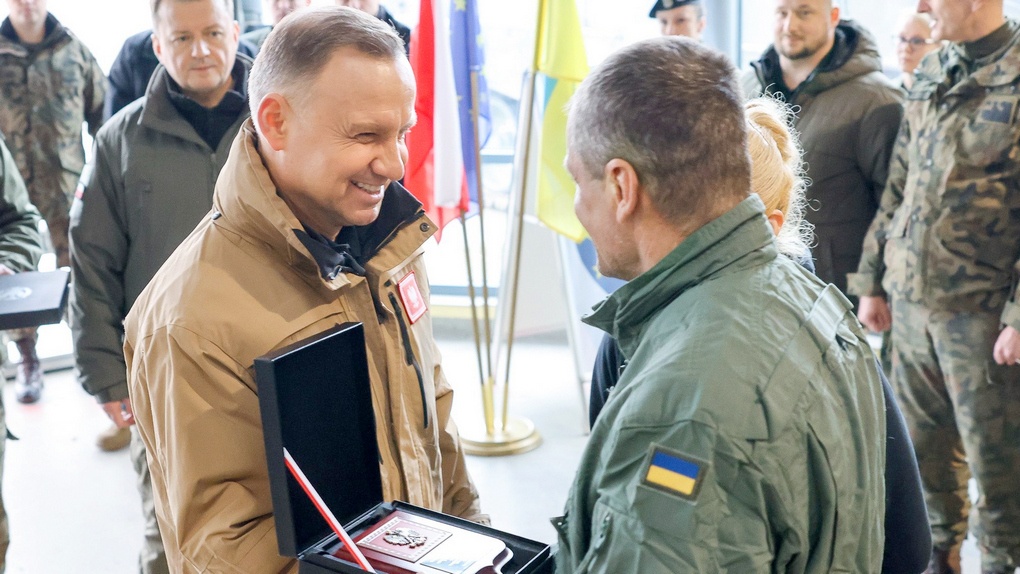 Анджей Дуда награждает украинских танкистов в 10-й бронекавалерийской бригаде. Польша.