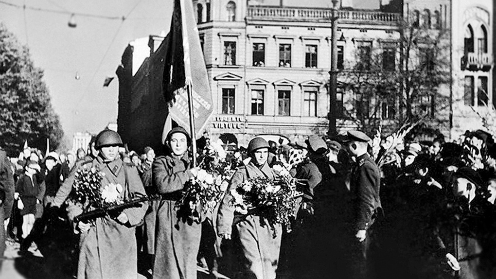 Советские солдаты в освобождённой Риге.