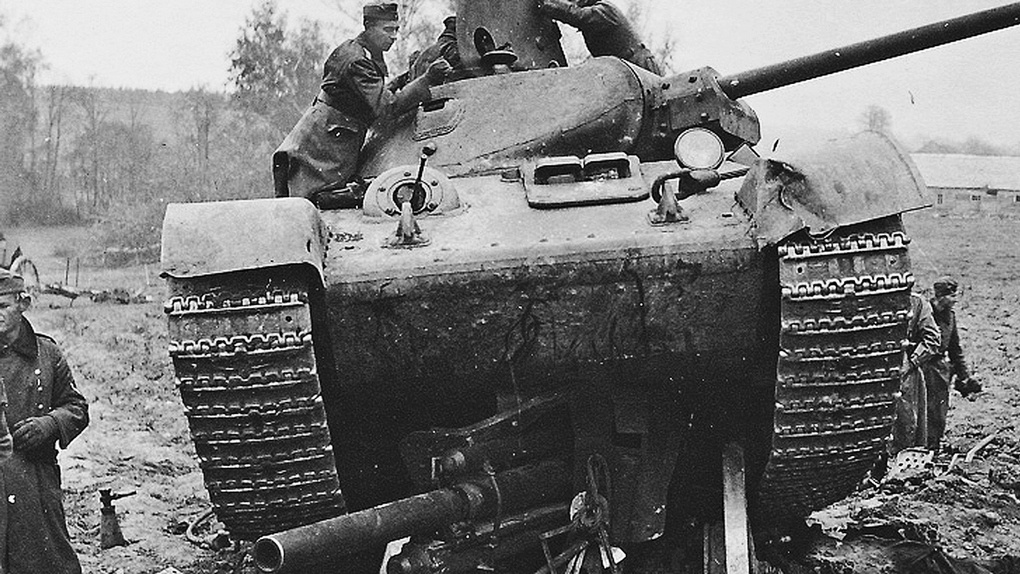 Танк Т-34, раздавивший немецкую гаубицу LeFH18.