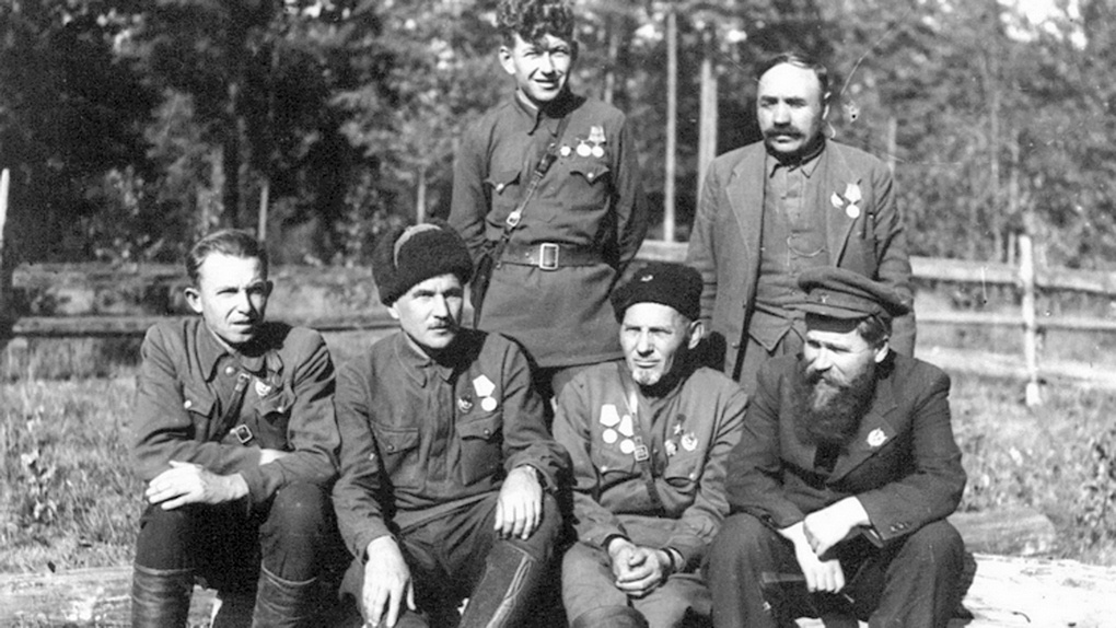 Партизаны-ковпаковцы. Сидит в первом ряду крайний справа — П.П. Вершигора. Слева от него — С.А. Ковпак.