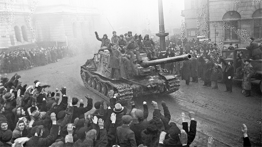 Жители Варшавы приветствуют советских воинов-освободителей.