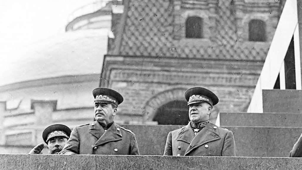 И.В. Сталин и Г.К. Жуков на трибуне мавзолея. 24 июня 1945 г.