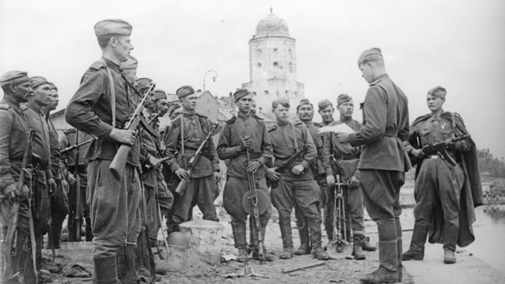 Советские солдаты во взятом штурмом Выборге, июнь 1944 года.