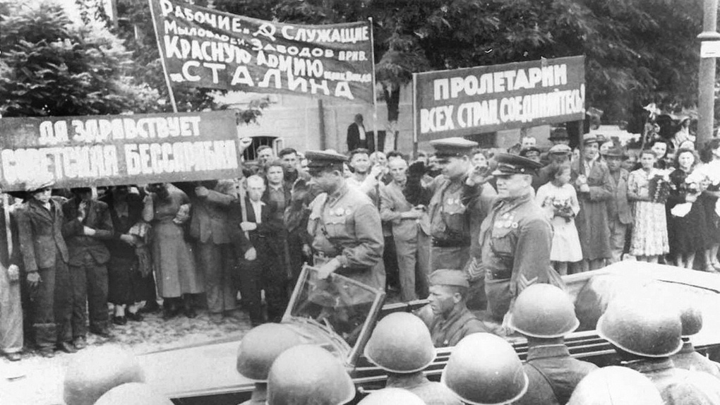 Парад в Кишинёве после присоединения Бессарабии и Северной Буковины к СССР, 1940 год.
