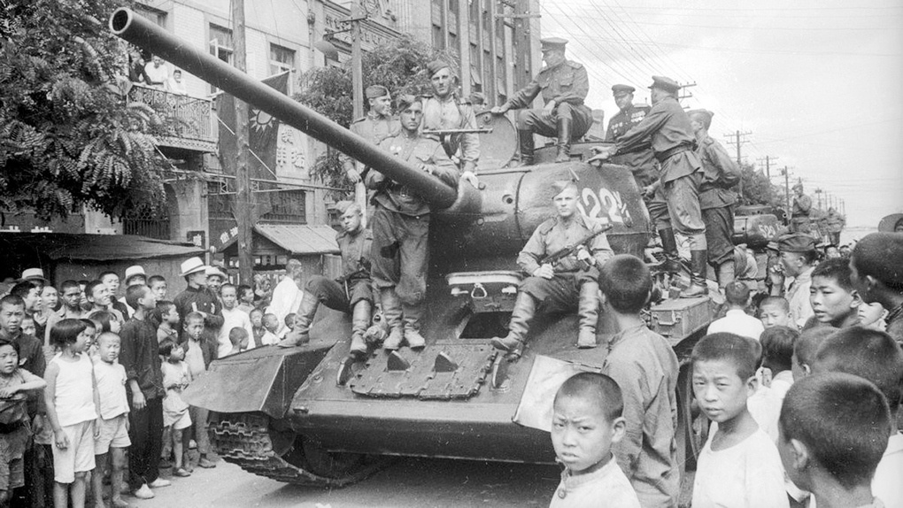 Население китайского города Далянь радостно встречает советских танкистов.