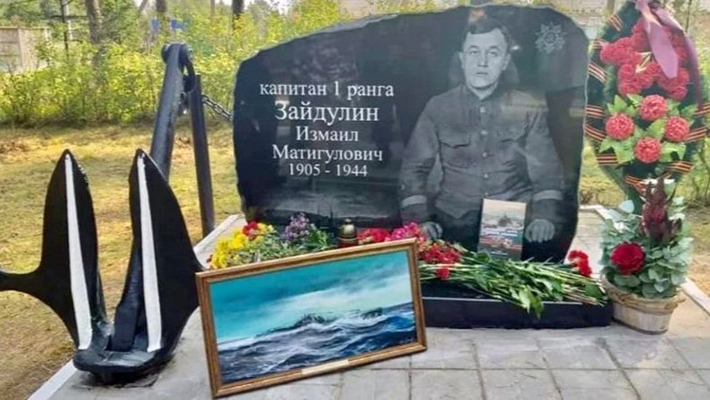 Памятник в Усть-Луге Ленинградской области.