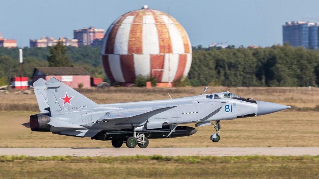 МиГ-31 с ракетой на салоне МАКС в 2018 году.