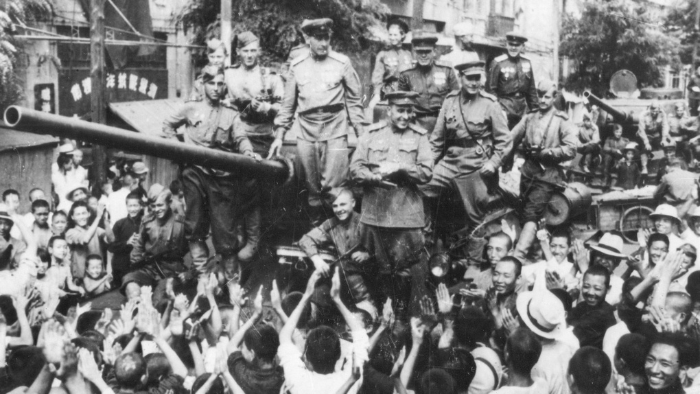 Жители китайского города Далянь встречают советских солдат-освободителей.