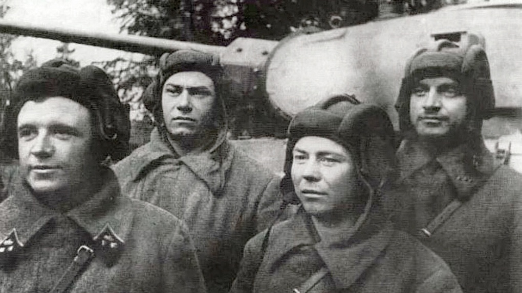 Старший лейтенант Дмитрий Лавриненко с экипажем.