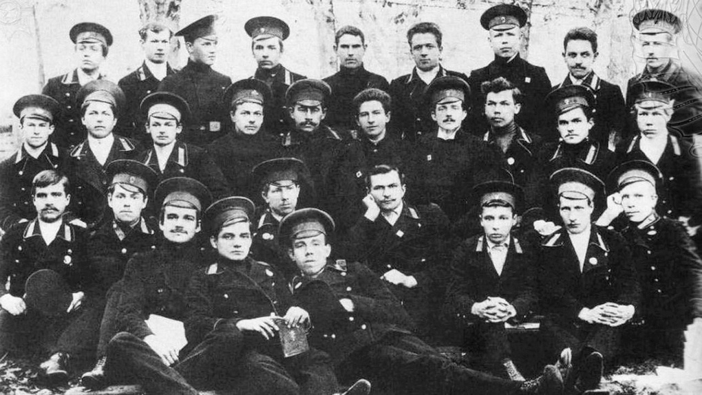 А.М. Василевский (в первом ряду второй слева) среди учащихся Костромской духовной семинарии в 1914 году.