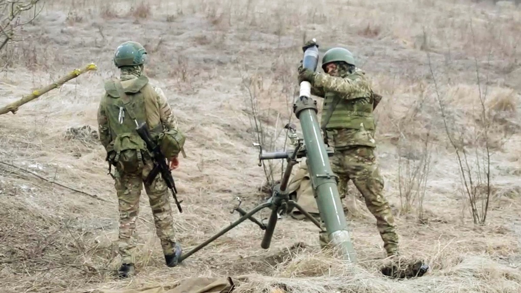 Боевая работа расчета 120-мм миномёта.