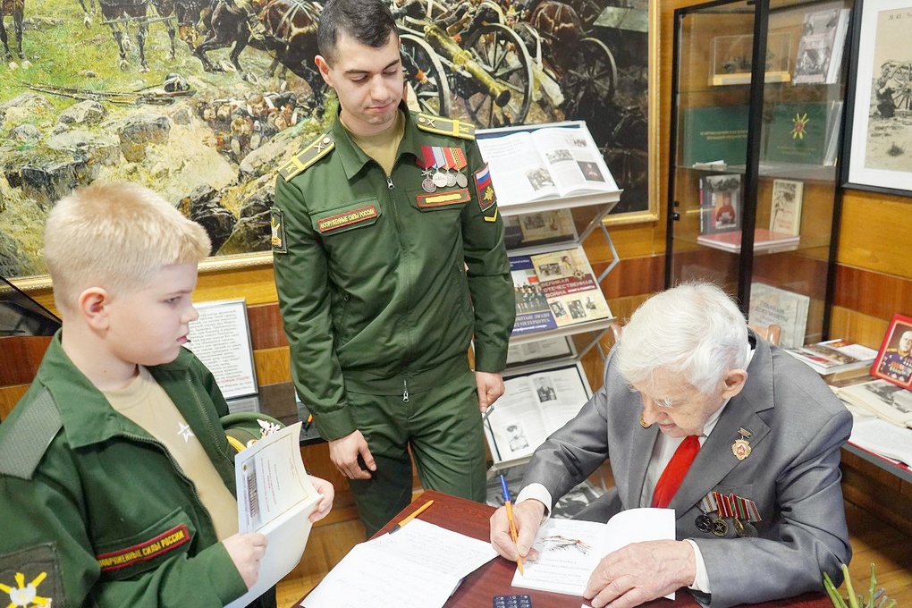 Автограф от ветерана академии Виктора Иванова.
