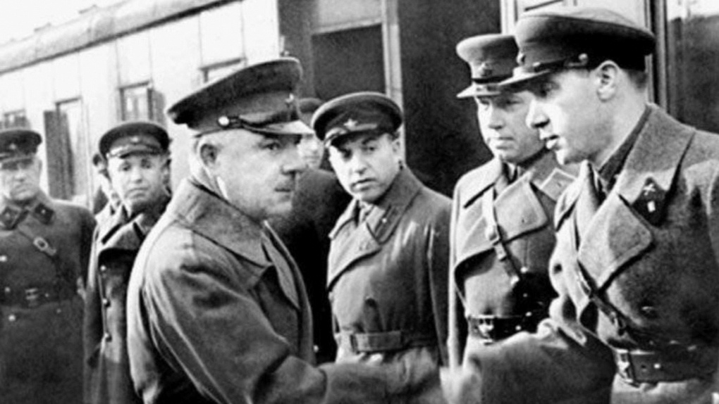 Нарком обороны СССР Климент Ворошилов пожимает руку капитану Илье Старинову.