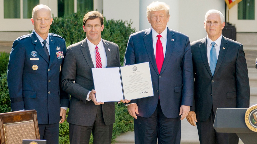 Представление Закона об учреждении Космических сил США.