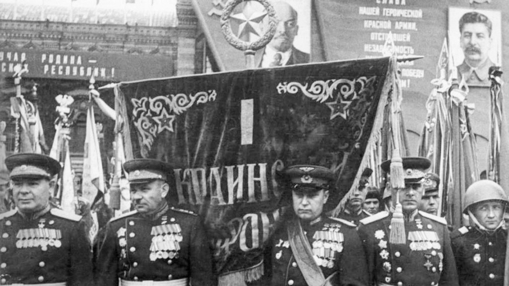 Парад Победы 24.6.45 г., прохождение сводного полка 1-го Украинского фронта, Пухов слева.