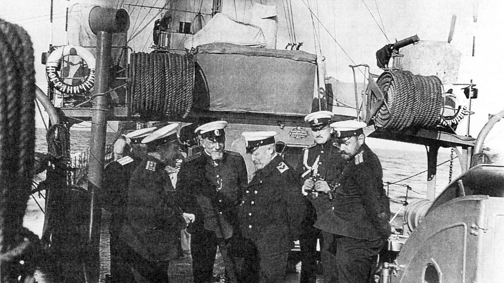 Контр-адмирал Н.О. Эссен в окружении офицеров на борту эсминца «Пограничник».
