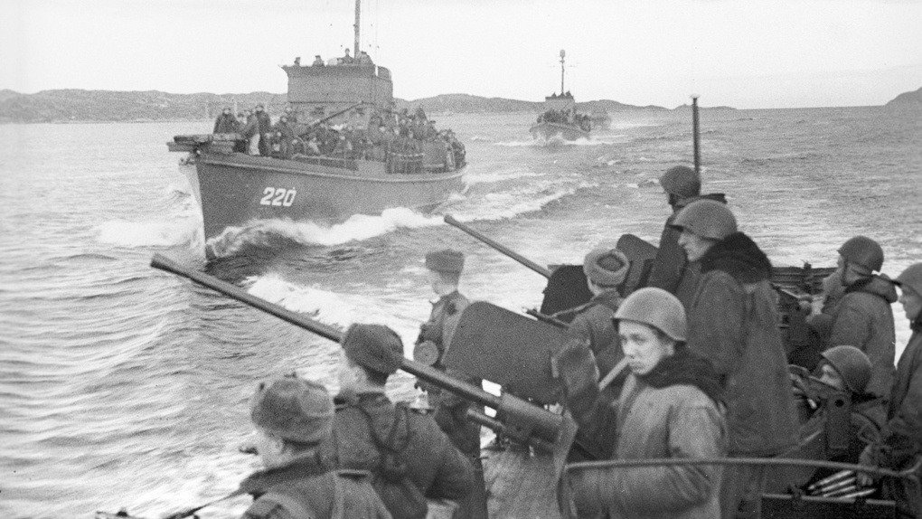 К месту высадки десанта.