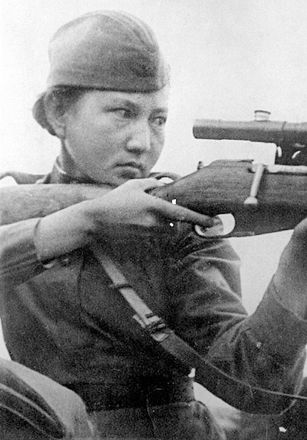 Ефрейтор Алия Молдагулова с именной винтовкой.