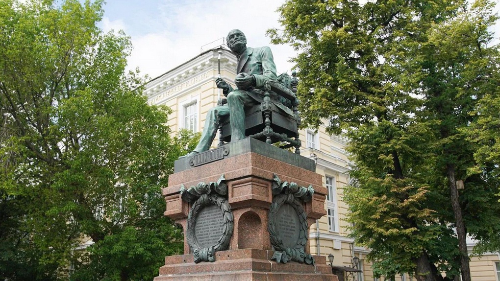 Памятник Н.И. Пирогову в Москве на Пироговской улице.