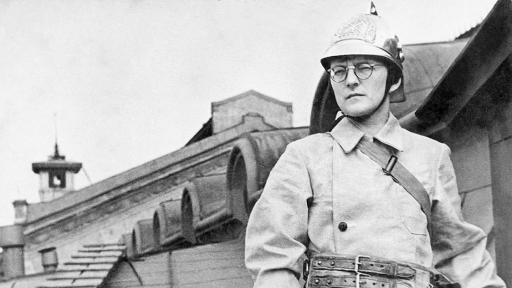 Д.Д. Шостакович на крыше консерватории.