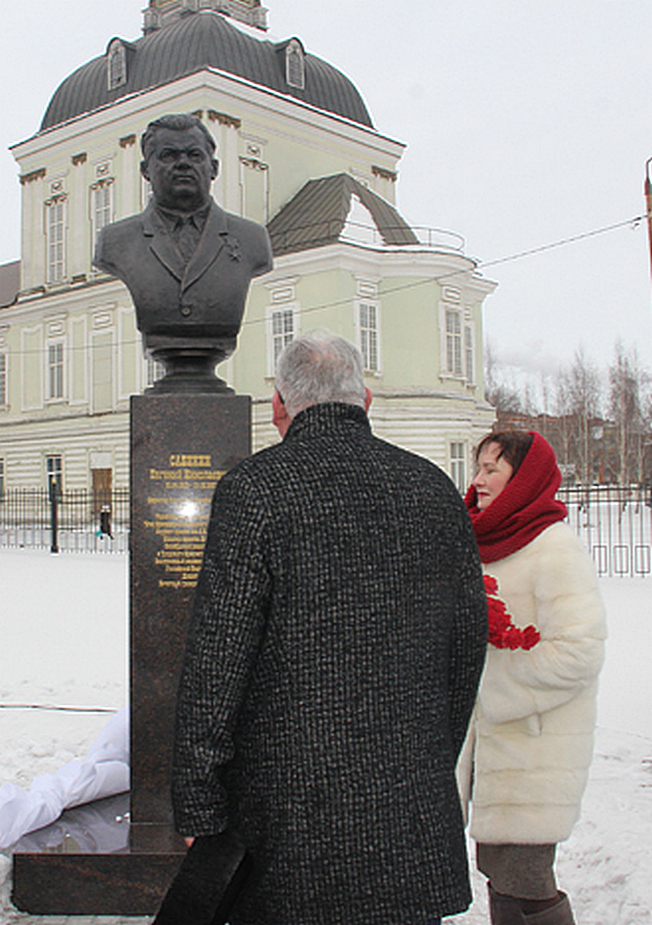 Генеральный директор АО Туламашзавод Евгений Дронов на открытии памятника Евгению Николаевичу Сабинину