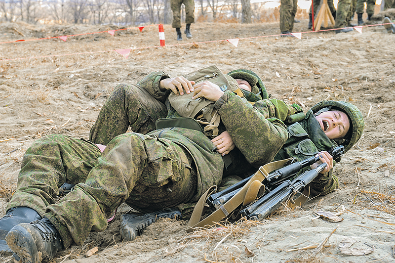 Условный раненый, порой, весил больше военврача. Вынеси такого с 