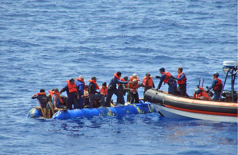 Спасенные беженцы в Средиземном море.