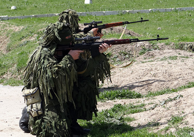 Навыки армейского спецназа по маскировке и скрытному передвижению в тылу условного противника переняла рота снайперов.