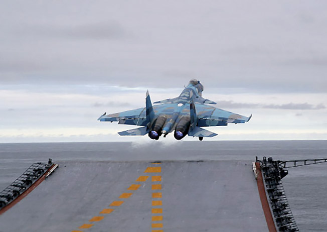 Взлет Су-33.