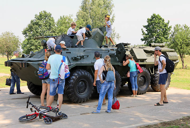 На российскую военную технику в Алабино можно не только посмотреть, но и потрогать и даже залезть.