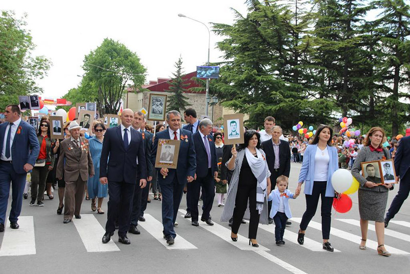 Вместе с участниками Бессмертного полка в Цхинвале 9 мая 2018 года.