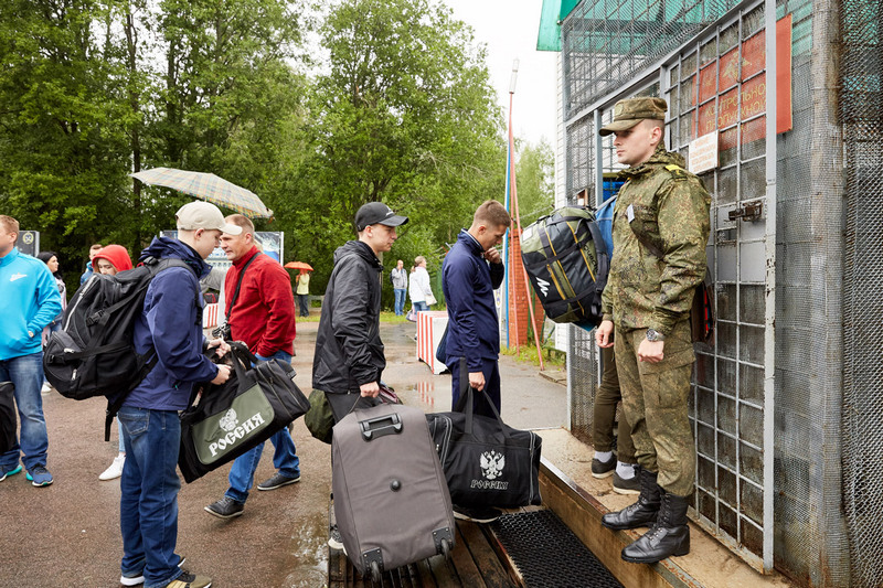 Каждое лето сюда приезжают поступать в знаменитую «Можайку» несколько тысяч абитуриентов.