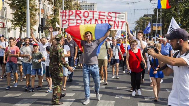 Участники акции протеста в Кишиневе.