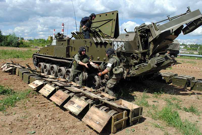 Загрузка мин в минный заградитель ГМЗ-3.