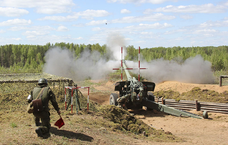 Курсанты академии в  условиях, приближенных к боевым.