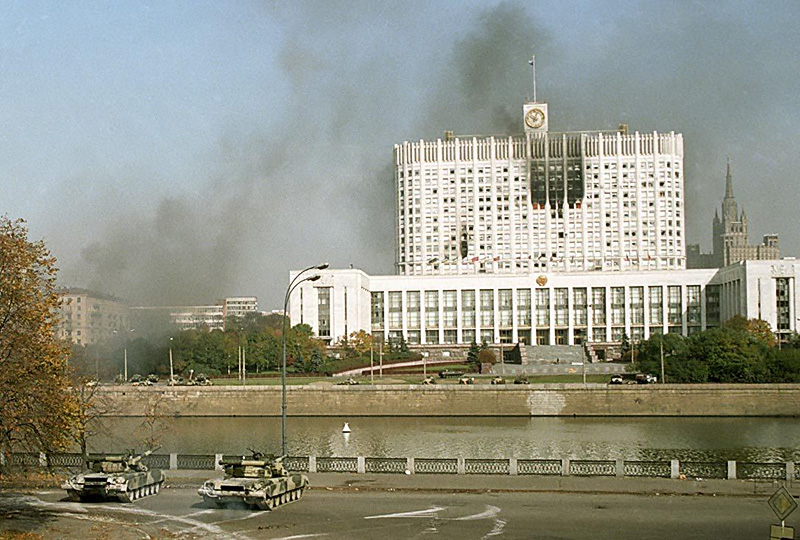 Белый дом расстреливали четыре экипажа, а не вся армия.