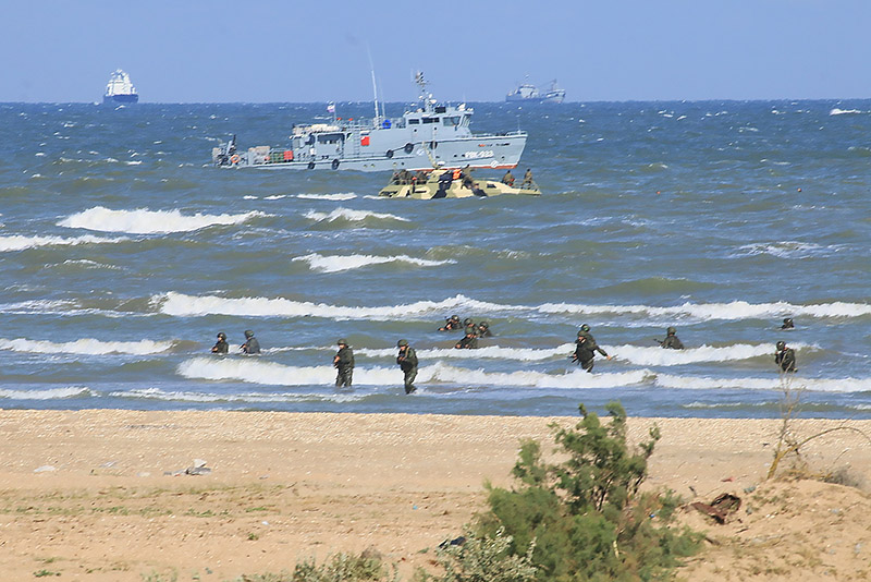 Морпехи штурмуют побережье.