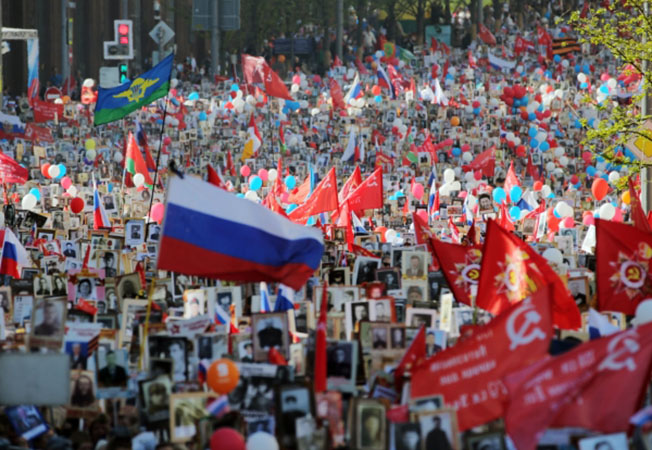 Участники акции «Бессмертный полк» в Москве.