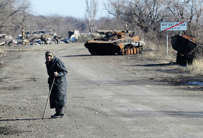 Сгоревшая военная техника на дороге из Углегорска в Дебальцево.