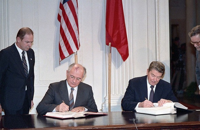 Рональд Рейган и Михаил Горбачёв подписывают договор о РСМД.