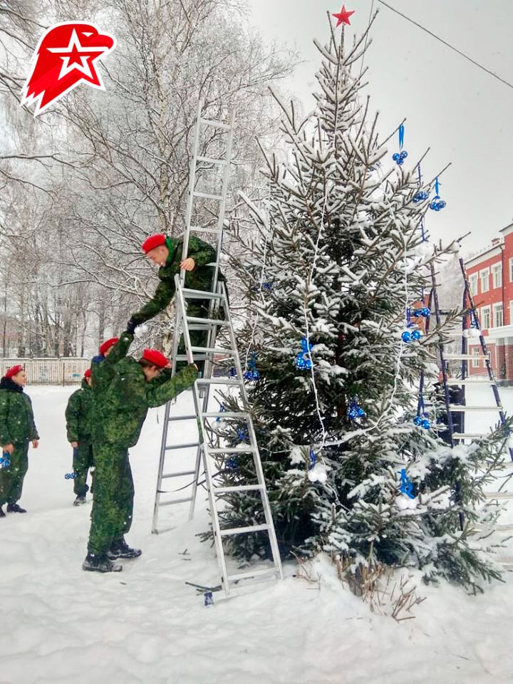 Юнармейцы празднично украсили новогоднюю ель.