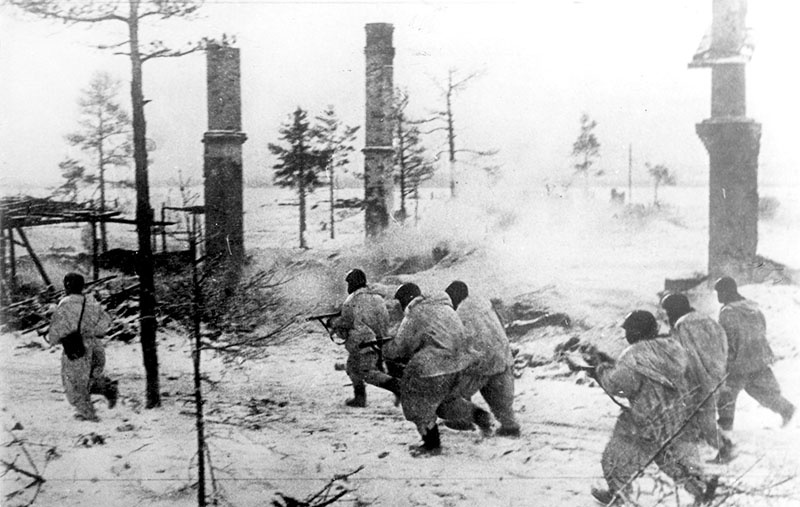 Бойцы Волховского фронта в наступлении во время прорыва блокады Ленинграда.
