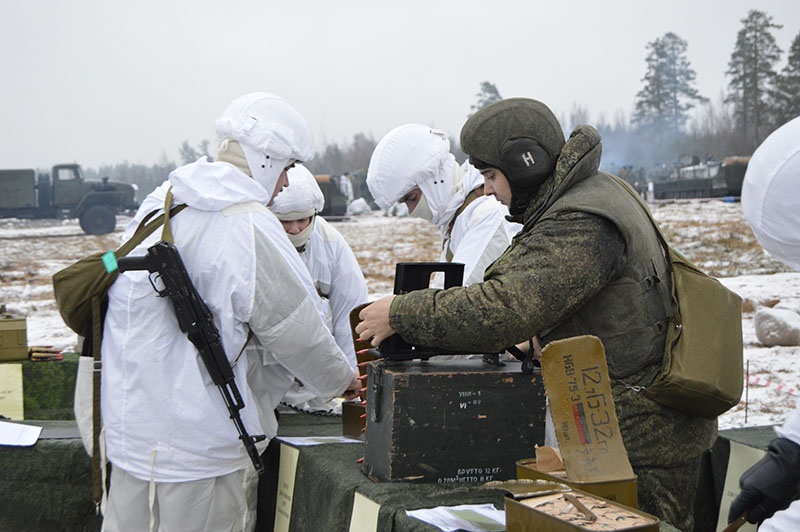 Выдача боекомплекта на полигоне.