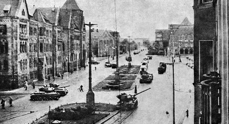 Танки на  улицах польских городов в 1956 году.