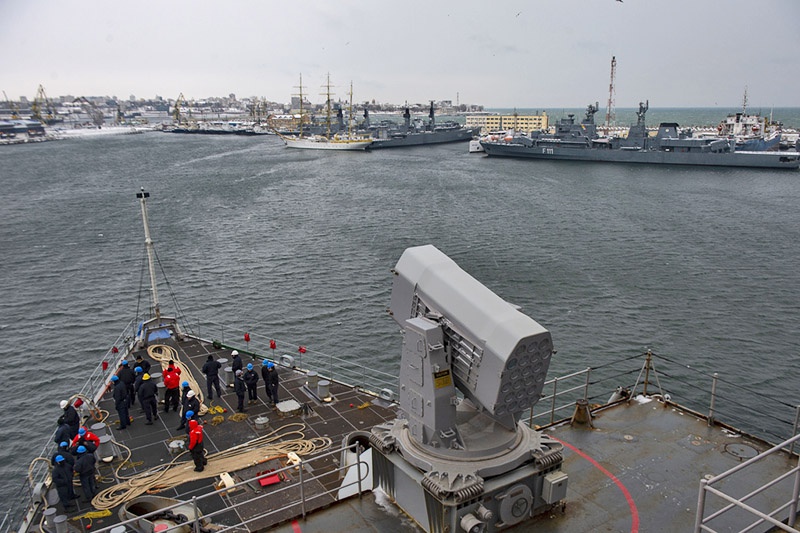 Десантный корабль США USS Fort McHenry в порту Констанцы.