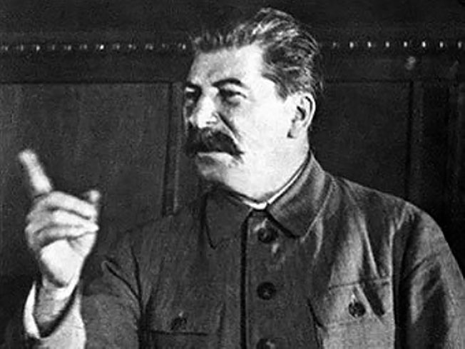 Сталин выступает на совещании с членами военных советов фронтов.