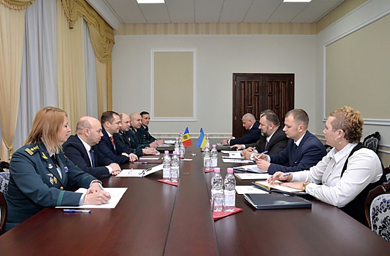 На переговорах замминистра обороны Украины Игорь Павловский с молдавскими коллегами.