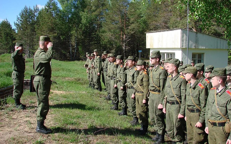 Практические занятия в полевом лагере училища.