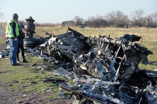 На месте крушения малайзийского самолета Boeing, выполнявшего рейс MH17 Амстердам — Куала-Лумпур.