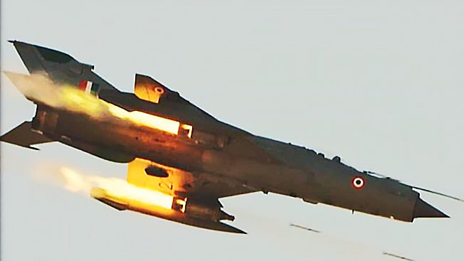В небе над Кашмиром индийский истребитель МиГ-21 сбил пакистанский F-16.
